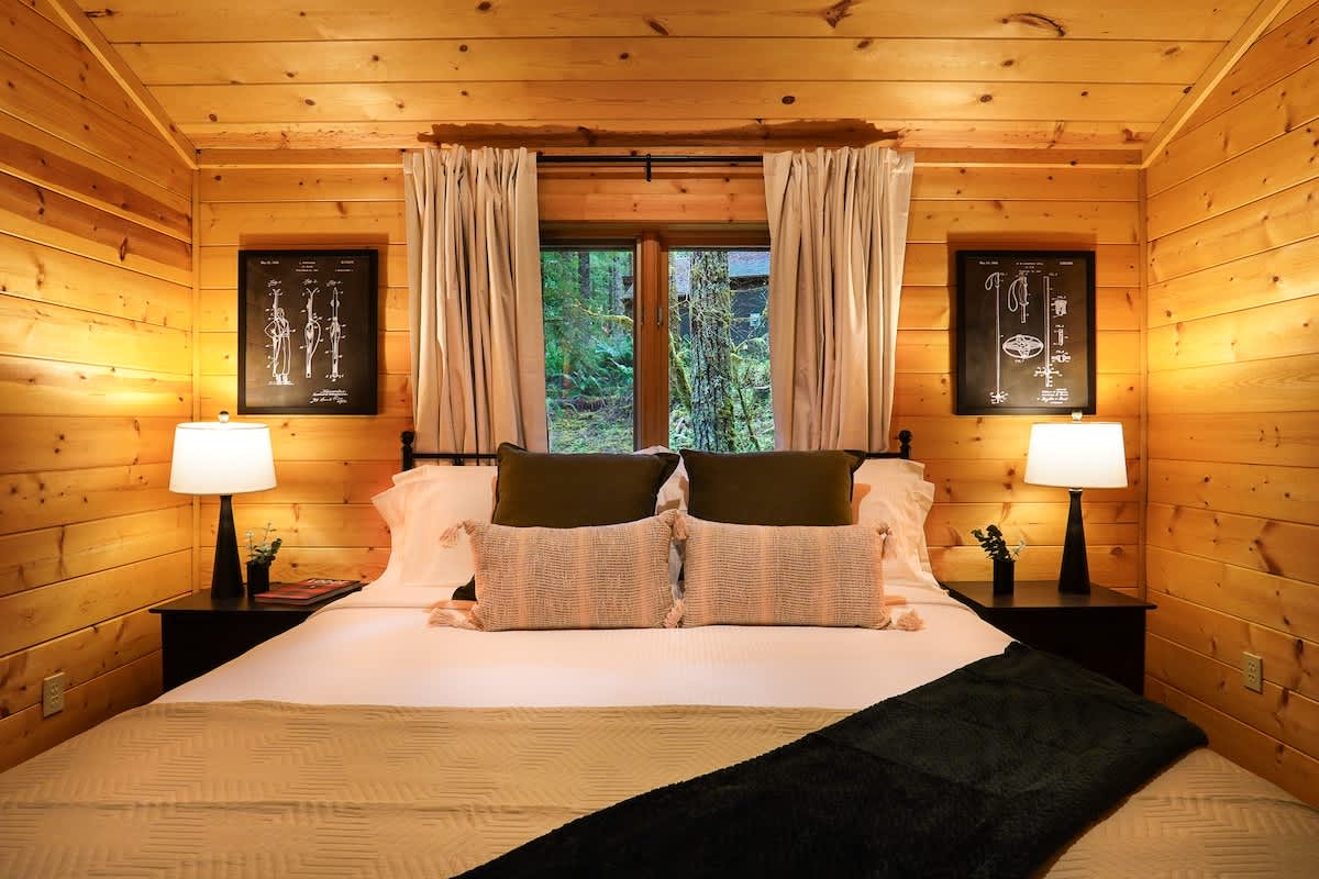 Mt Baker Storybook Cabin Hot Tub & Fireplace