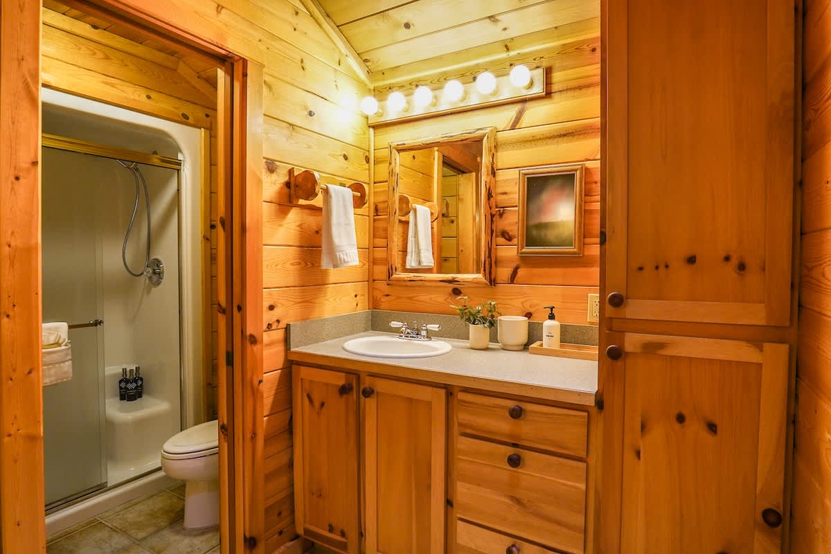 Mt Baker Storybook Cabin Hot Tub & Fireplace #15
