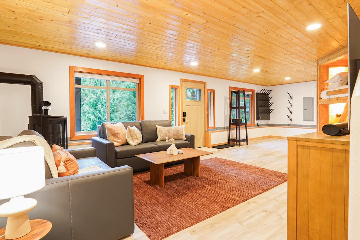Mt Baker Luxe Chalet | Hot Tub, BBQ& Mtn Views