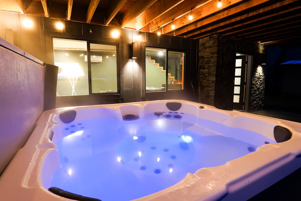 Luxe Summer Chalet:Hot tub,Foosball,Mtn Views #9