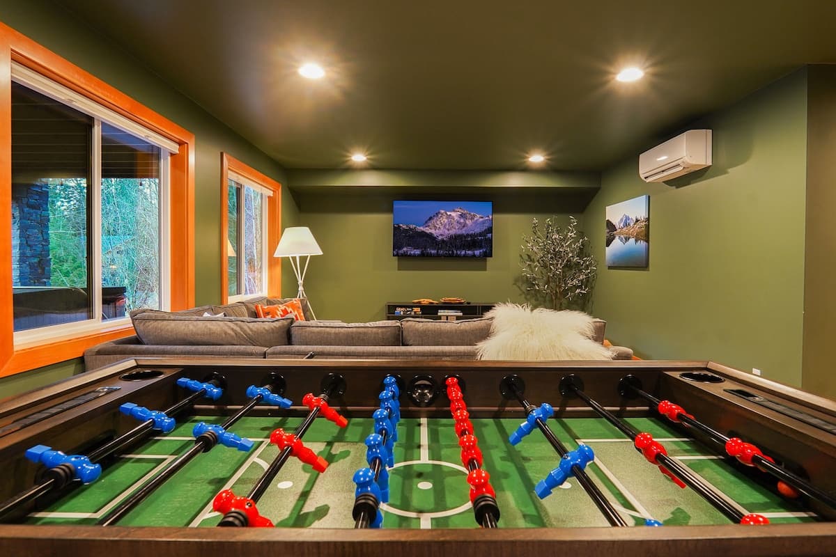 Luxe Summer Chalet:Hot tub,Foosball,Mtn Views #2