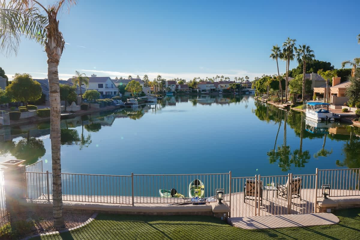 4BR Luxury Lake Family House, Escape the Cold #5