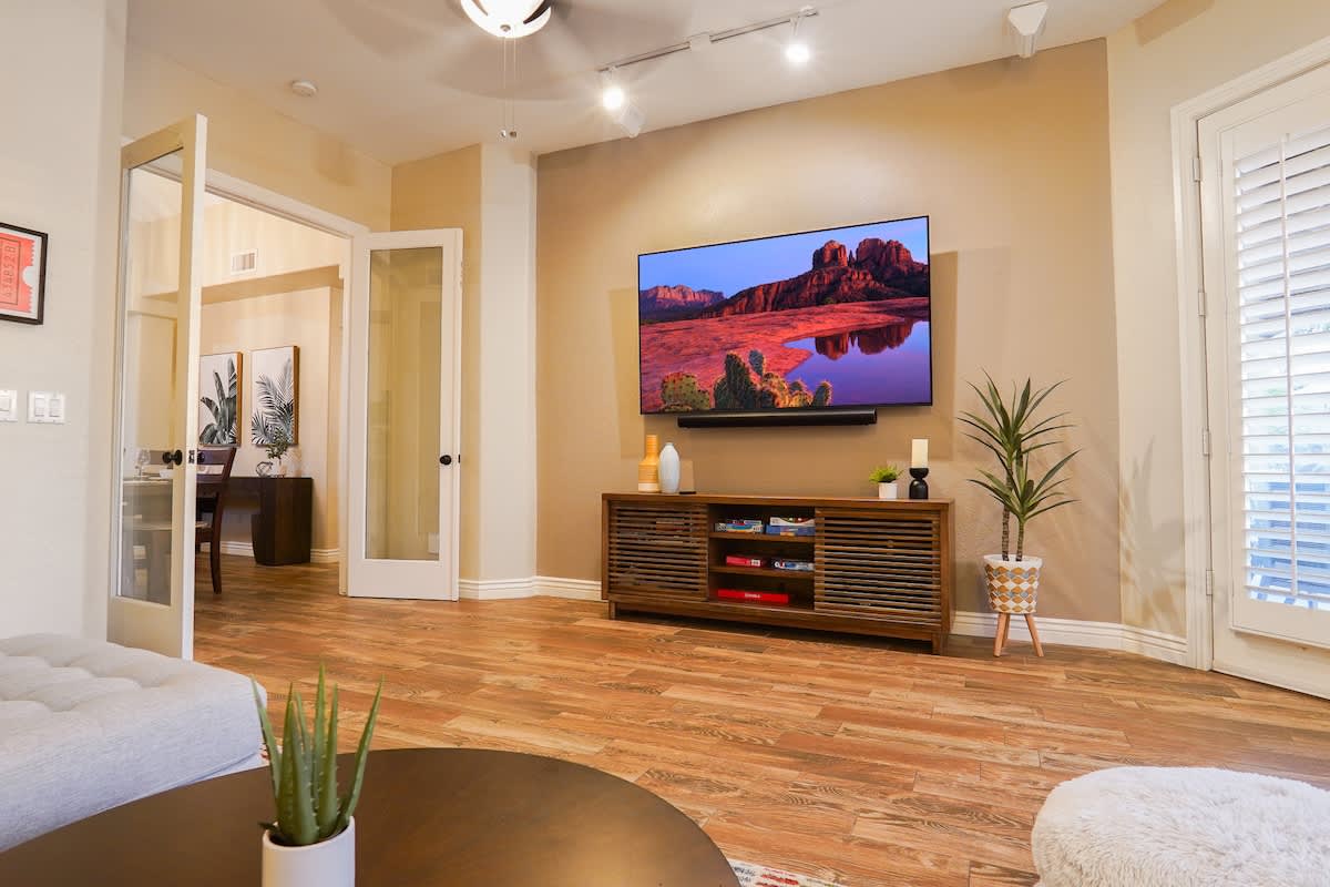 4BR Luxury Lake Family House, Escape the Cold #12