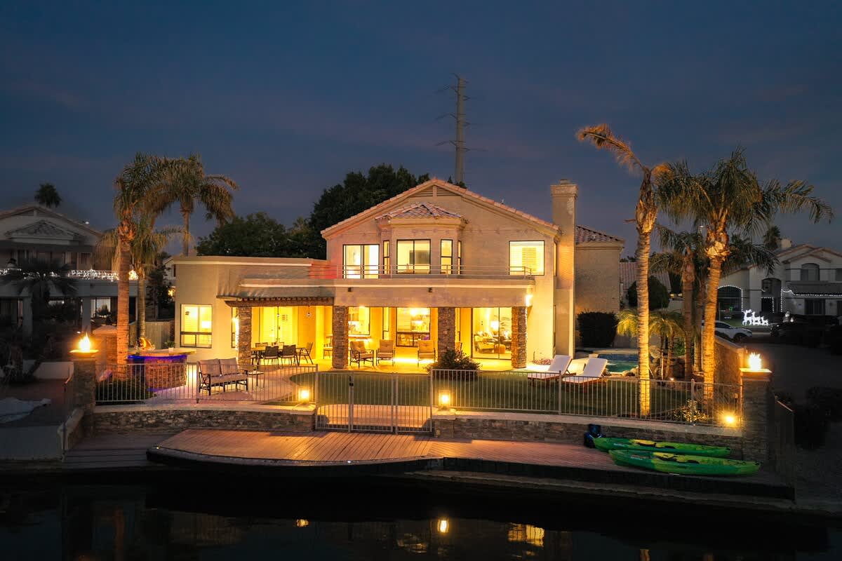4BR Luxury Lake Family House, Escape the Cold #50