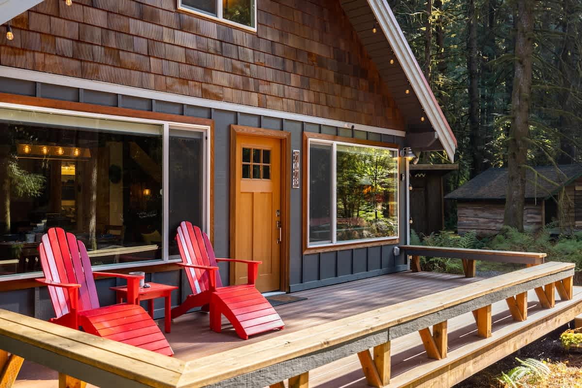 Romantic Mount Baker Cabin with Private Hot Tub and Fireplace property photo 2