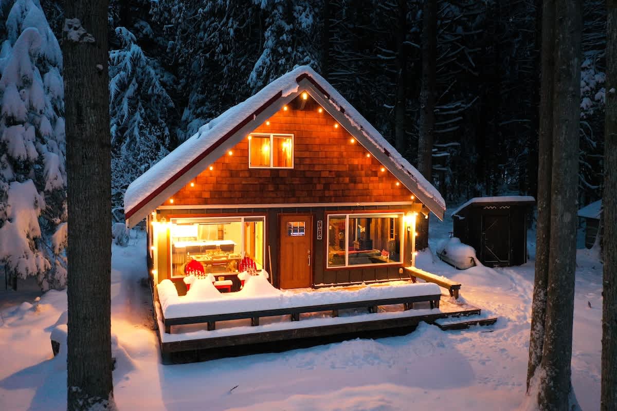 Romantic Mount Baker Cabin with Private Hot Tub and Fireplace property photo 3