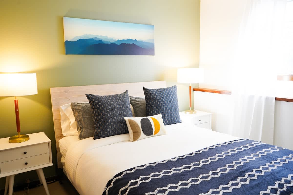 MCM Resort Condo near Mt Baker with Fireplace