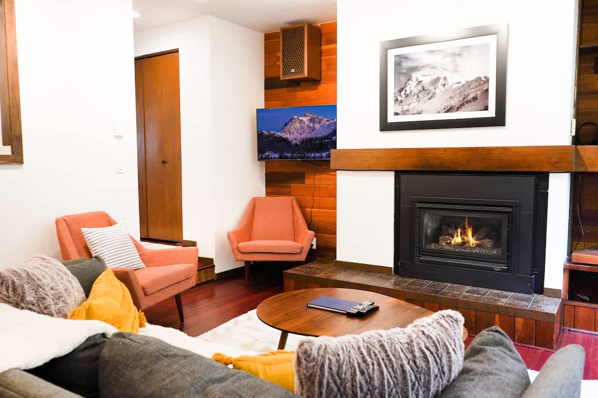MCM Resort Condo near Mt Baker with Fireplace