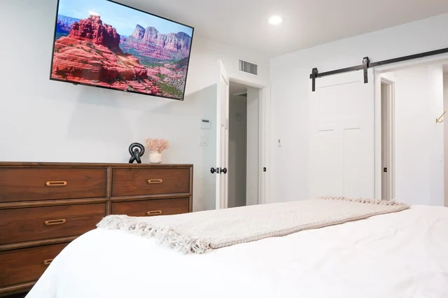 Bedroom 5 image 1