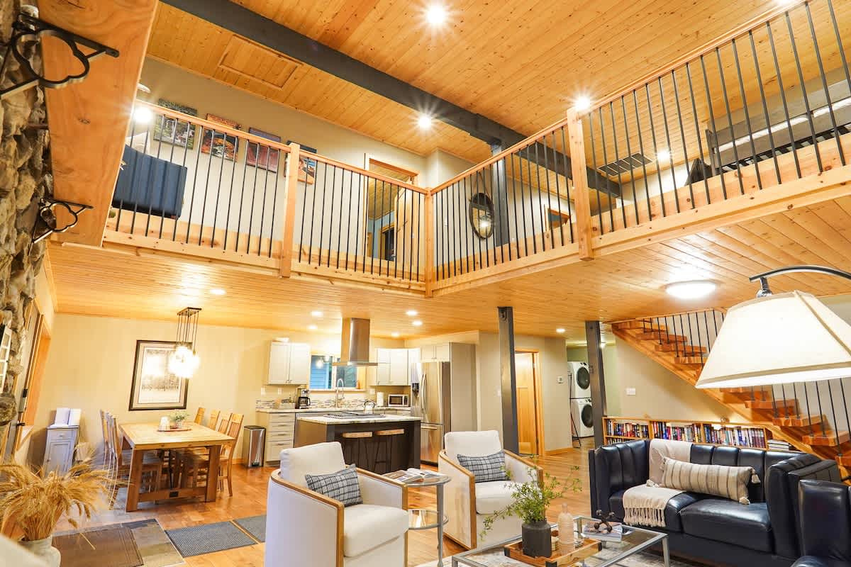Silver Peak Lodge with Hot Tub and Game Room near Mount Baker property photo 4
