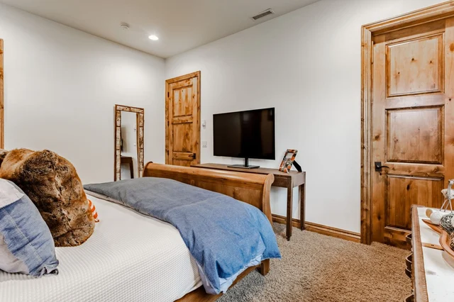 Bedroom 5 image 1