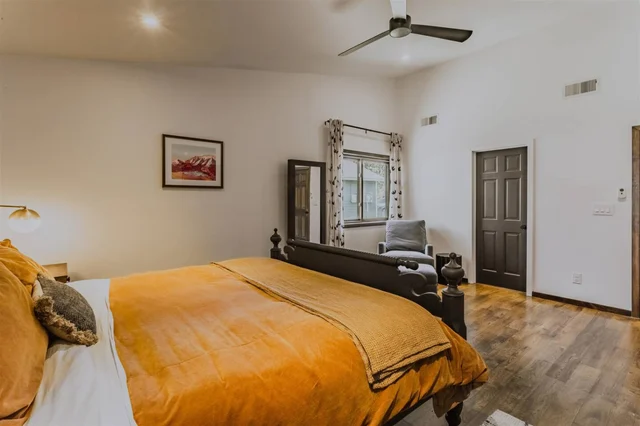 Bedroom 5 image 1