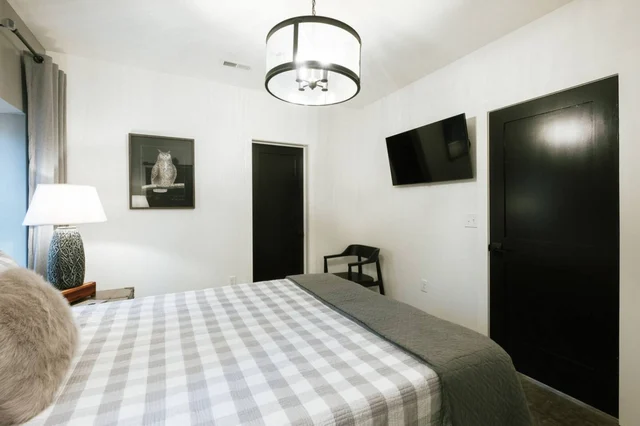 Bedroom 5 image 1