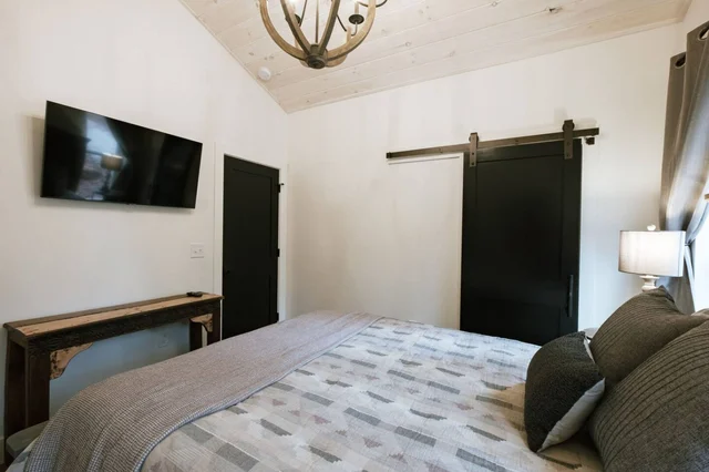 Bedroom 2 image 1