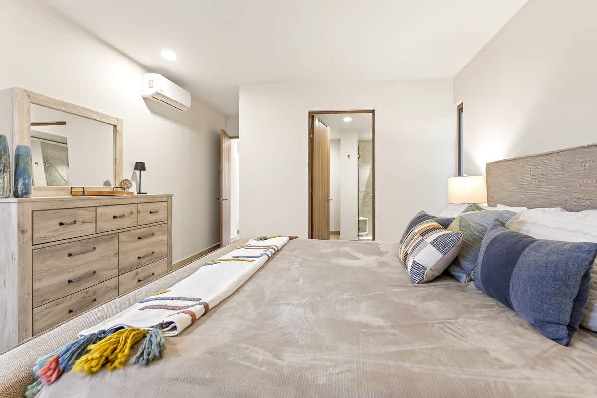 Condo in Los Cerritos property photo 5
