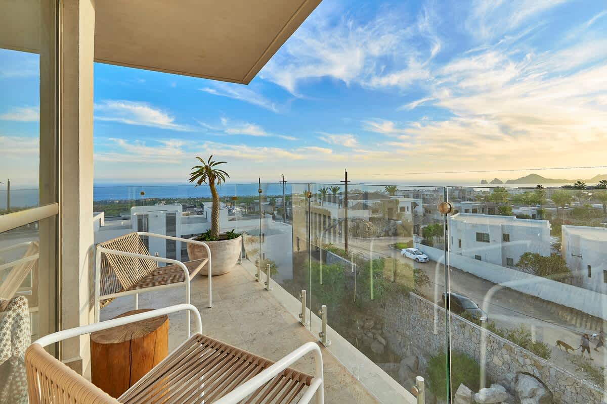 Condo in Los Cerritos property photo 5