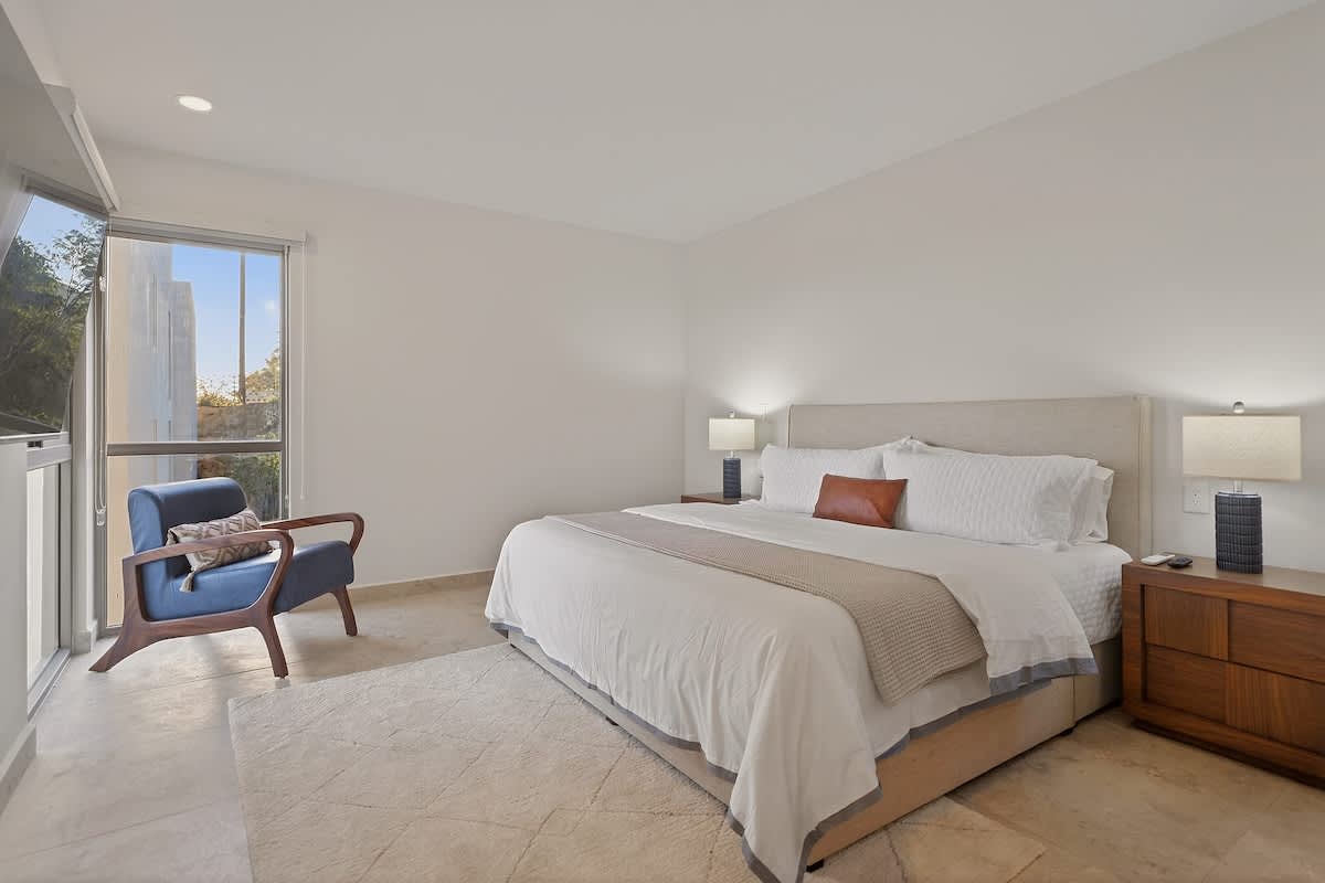 Condo in Los Cerritos property photo 4