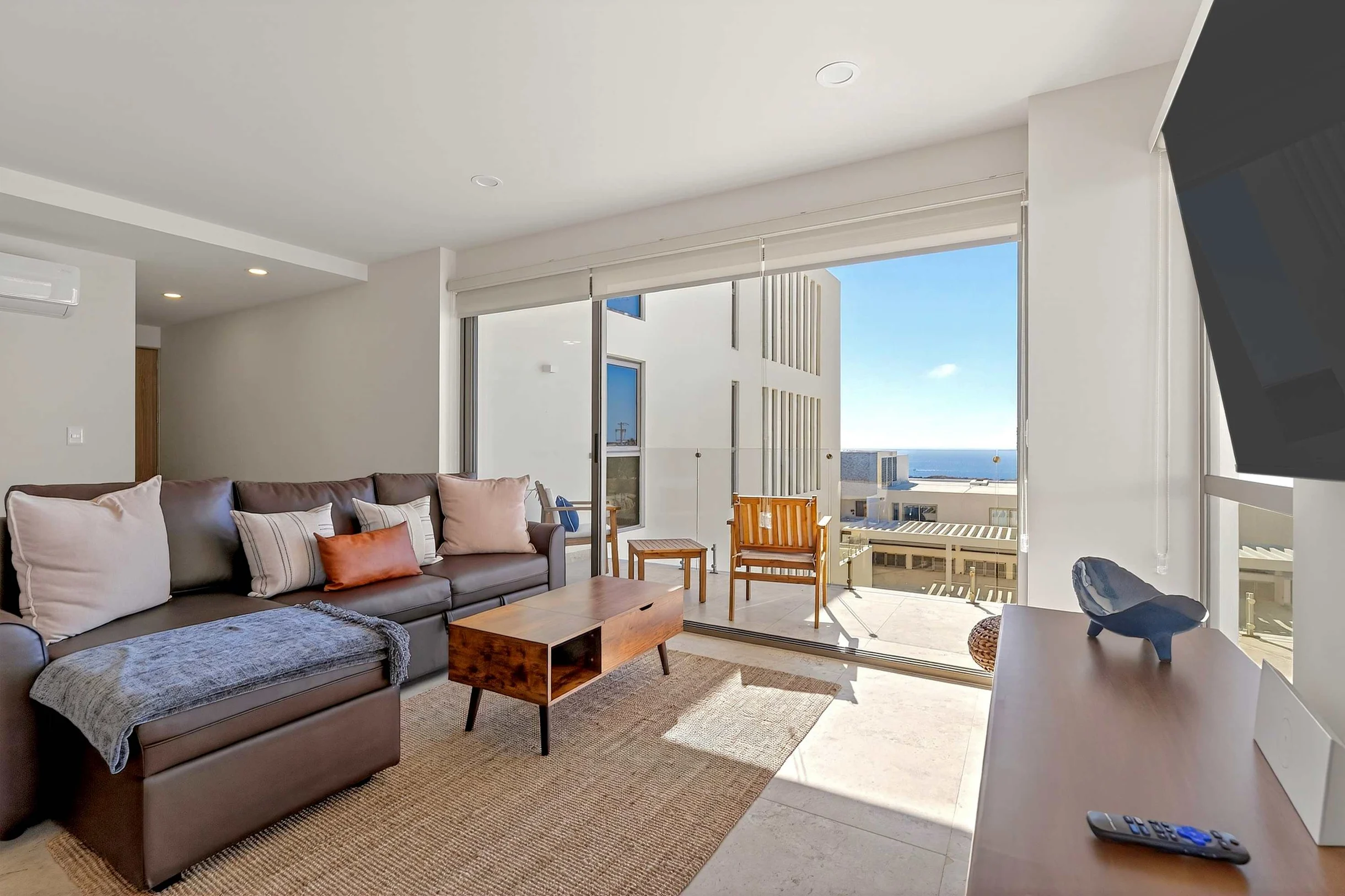 Condo in Los Cerritos property photo 1