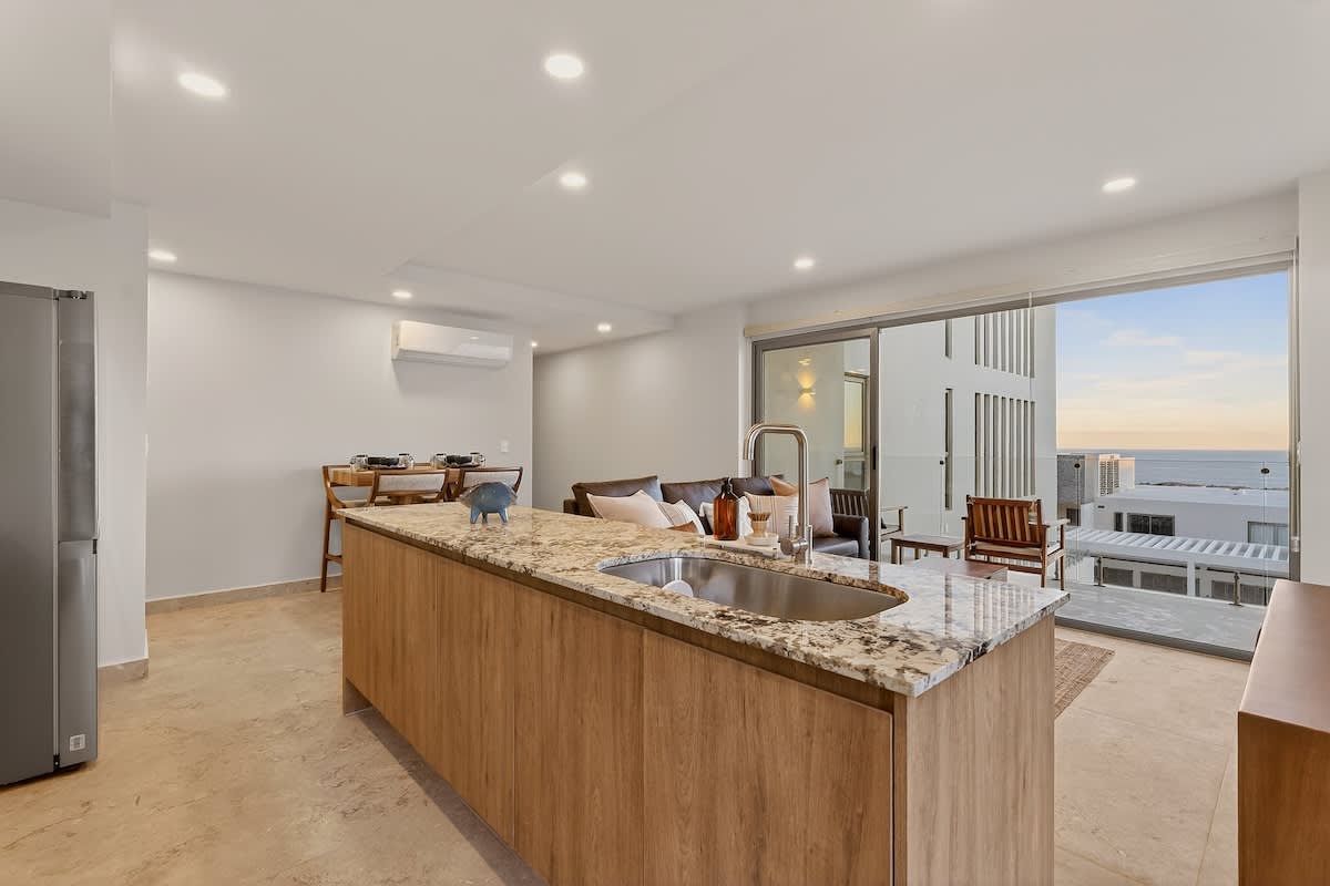 Condo in Los Cerritos property photo 2