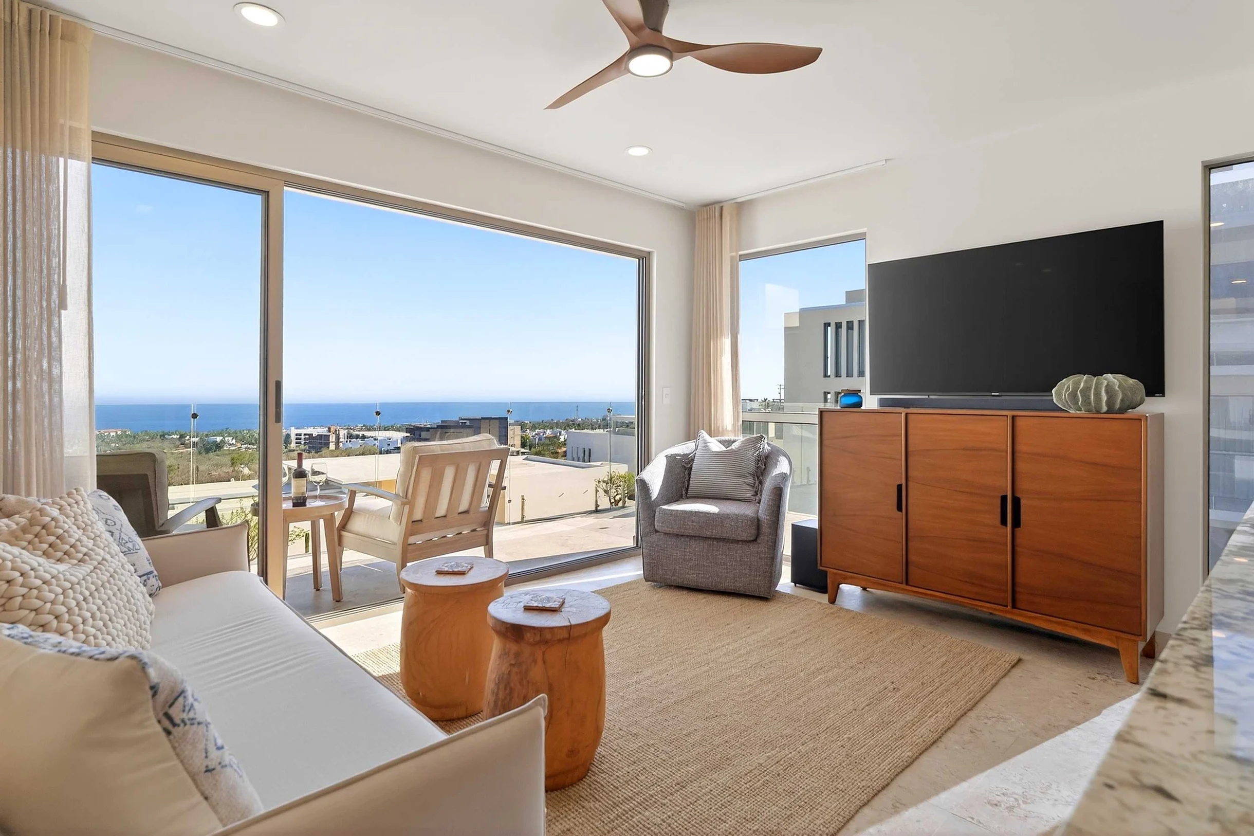 Condo in Los Cerritos property photo 3