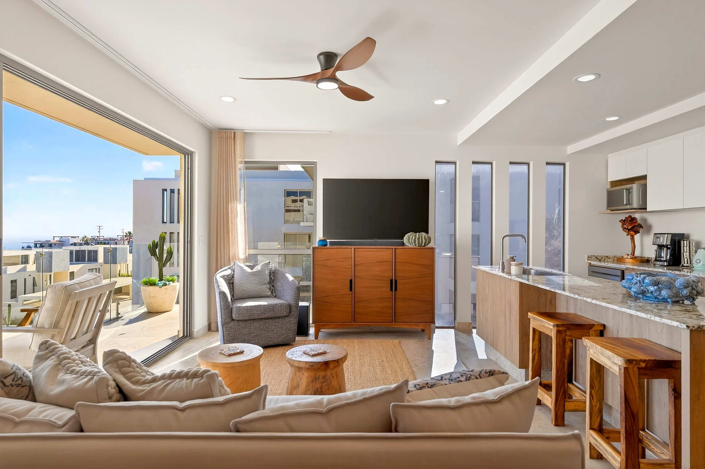 Condo in Los Cerritos property photo 4