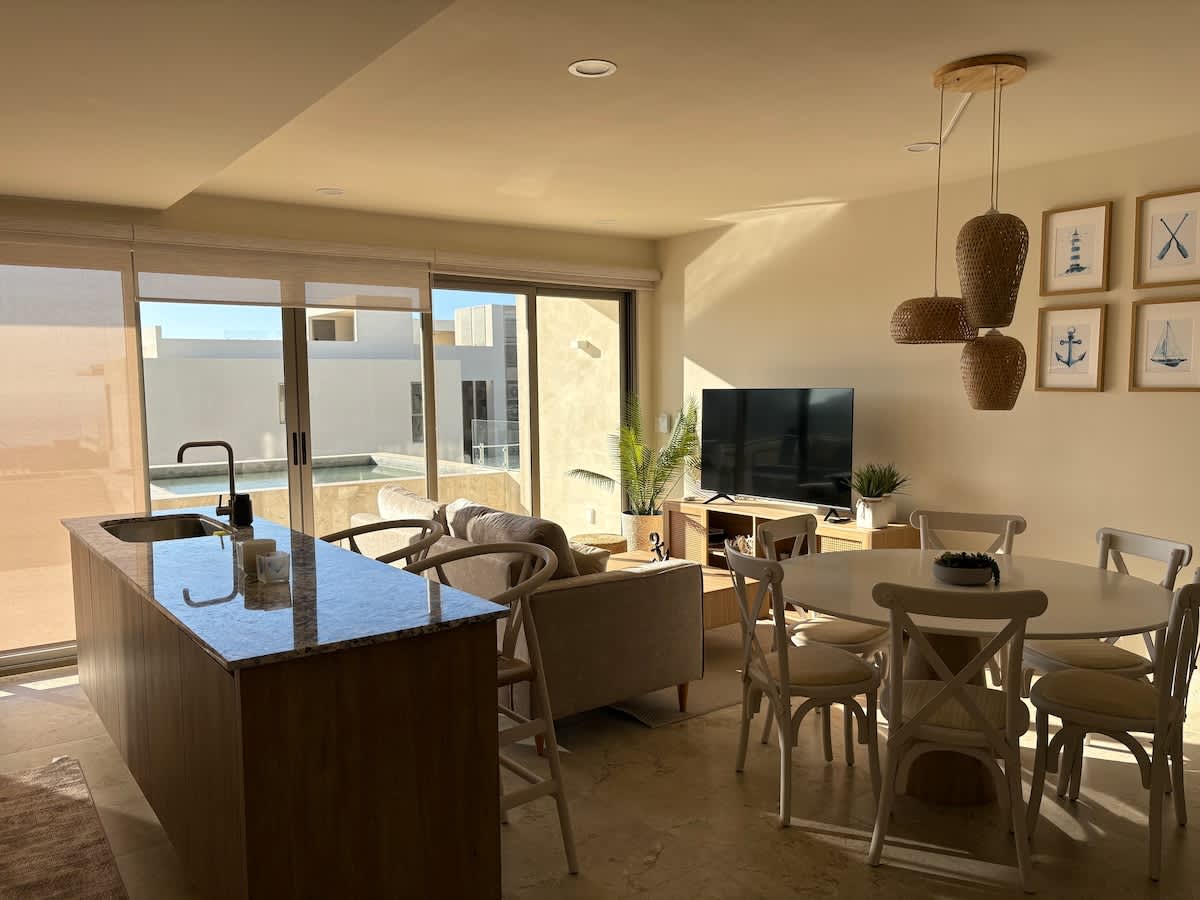 Condo in Los Cerritos property photo 2