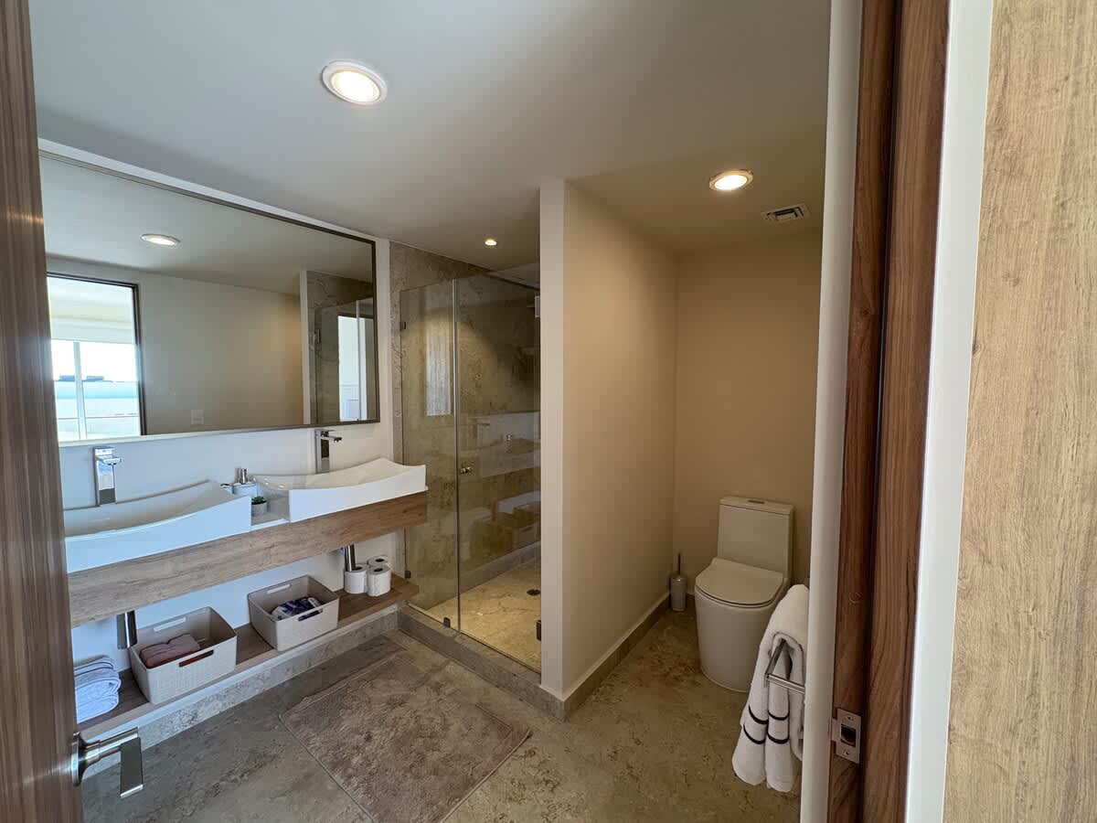 Condo in Los Cerritos property photo 5