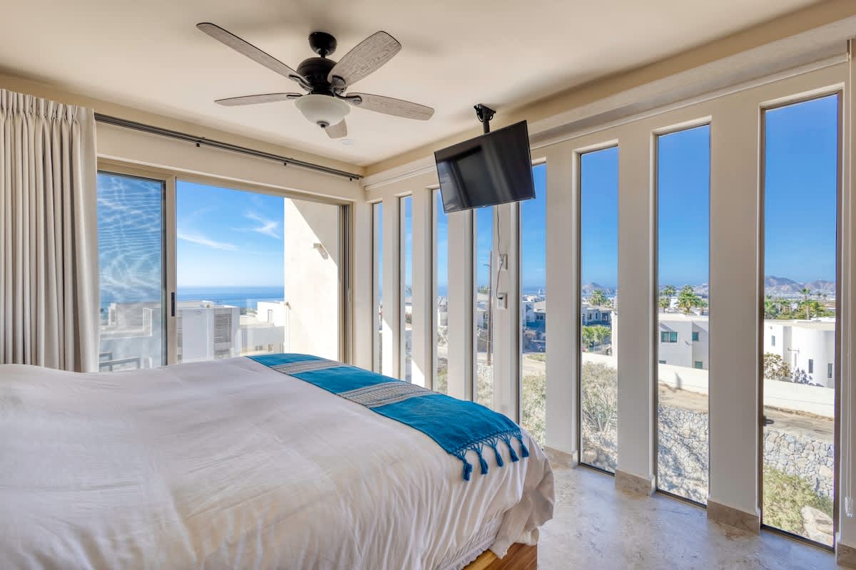 Condo in Los Cerritos property photo 5