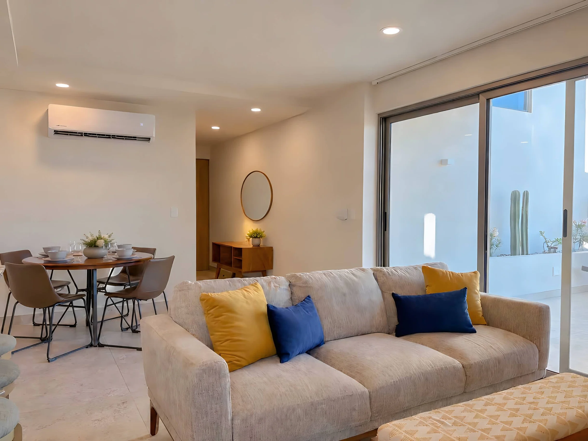 Condo in Los Cerritos property photo 4