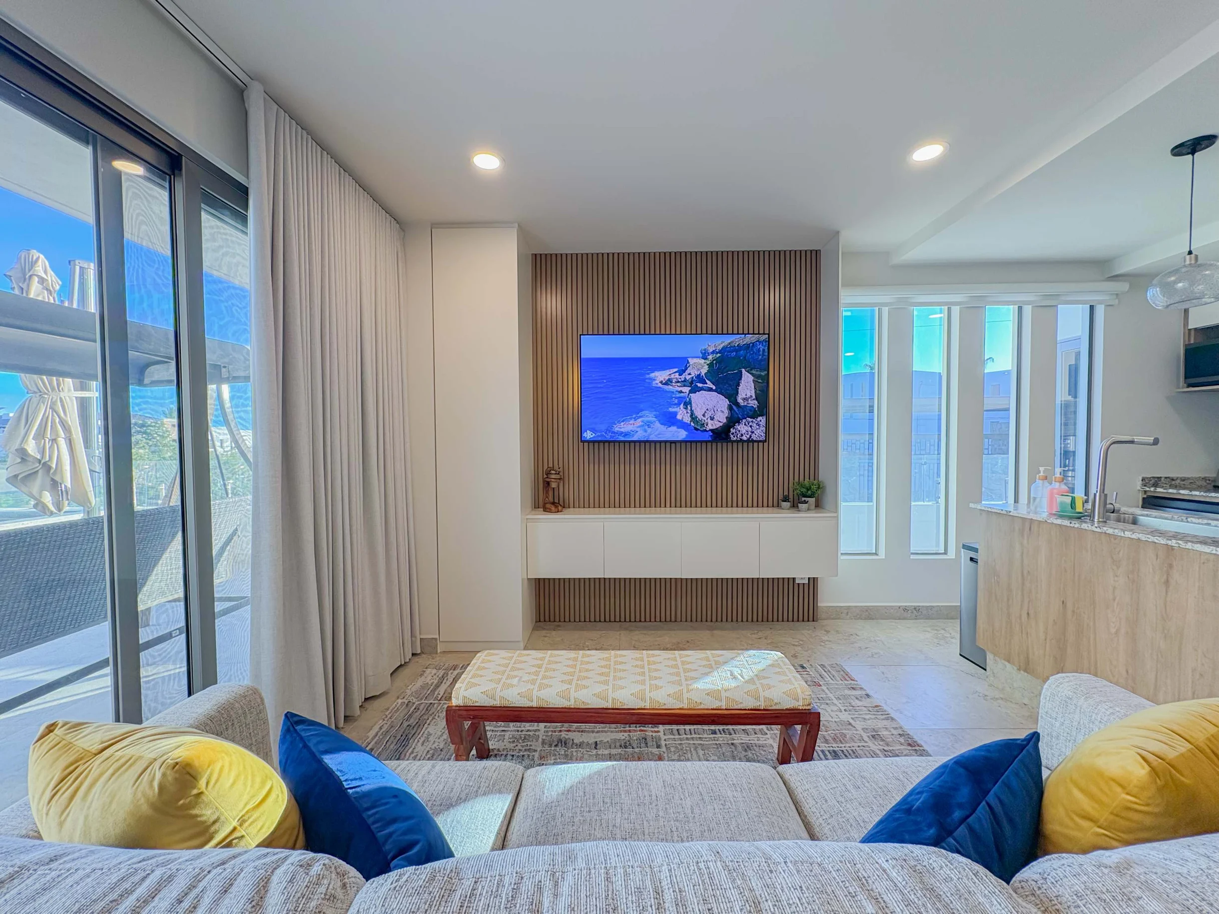 Condo in Los Cerritos property photo 3