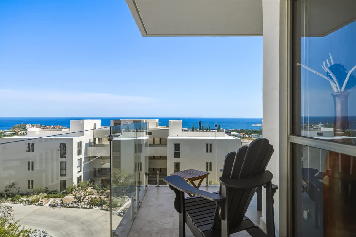 Condo in Los Cerritos property photo 2