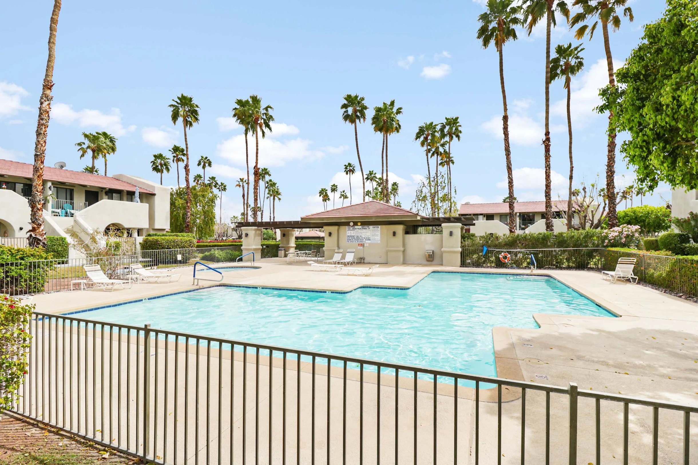 Condo in Palm Springs property photo 4