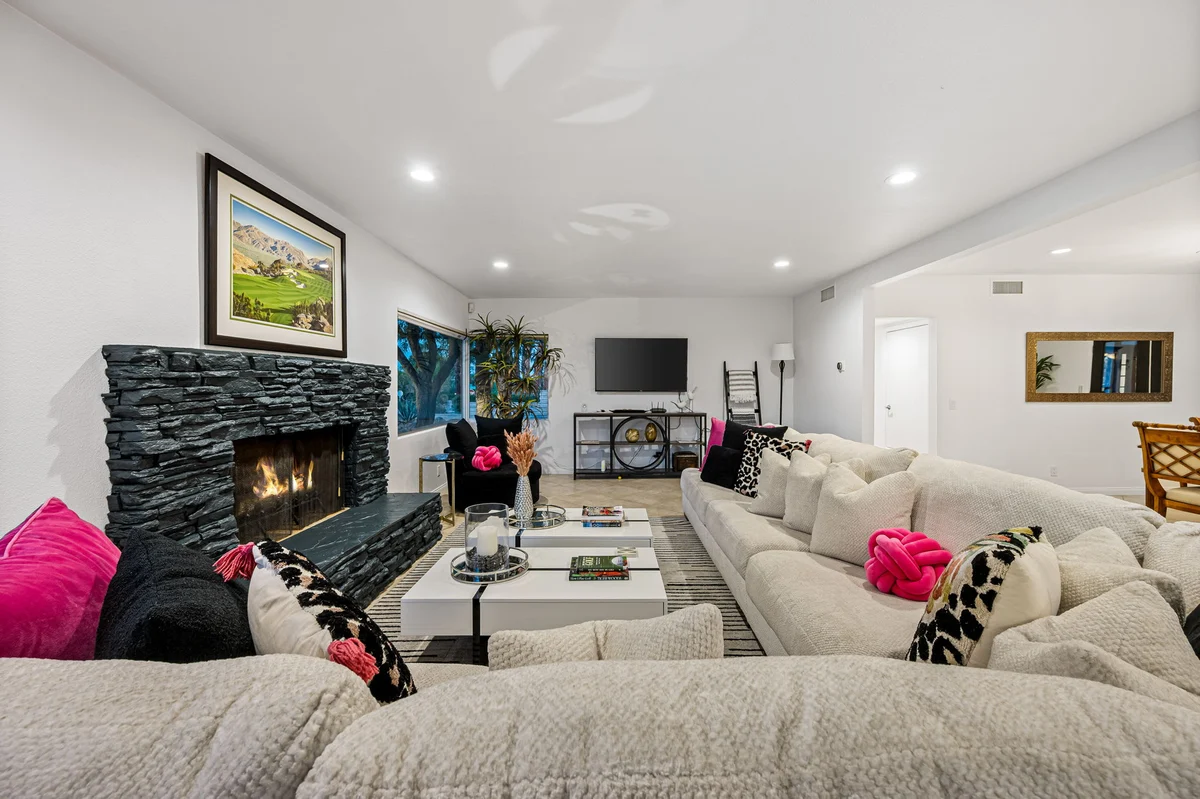 Home in Palm Desert property photo 2