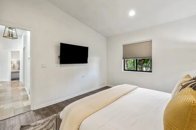 Bedroom 5 image 1