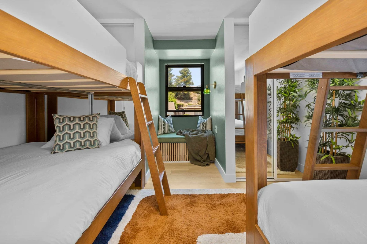 Bedroom 5 image 1