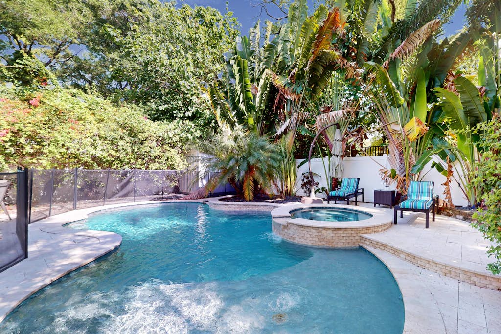 Home in Tampa property photo 2
