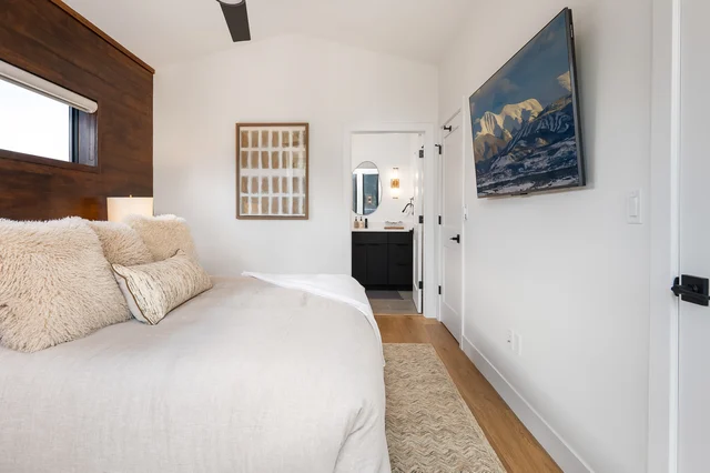 Master King Bedroom image 1