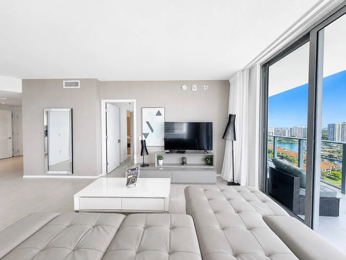 Condo in Hollywood property photo 5