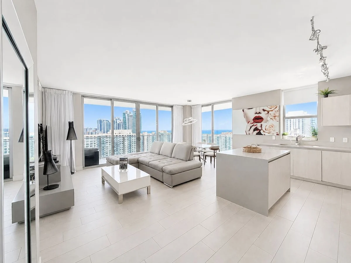Condo in Hollywood property photo 3