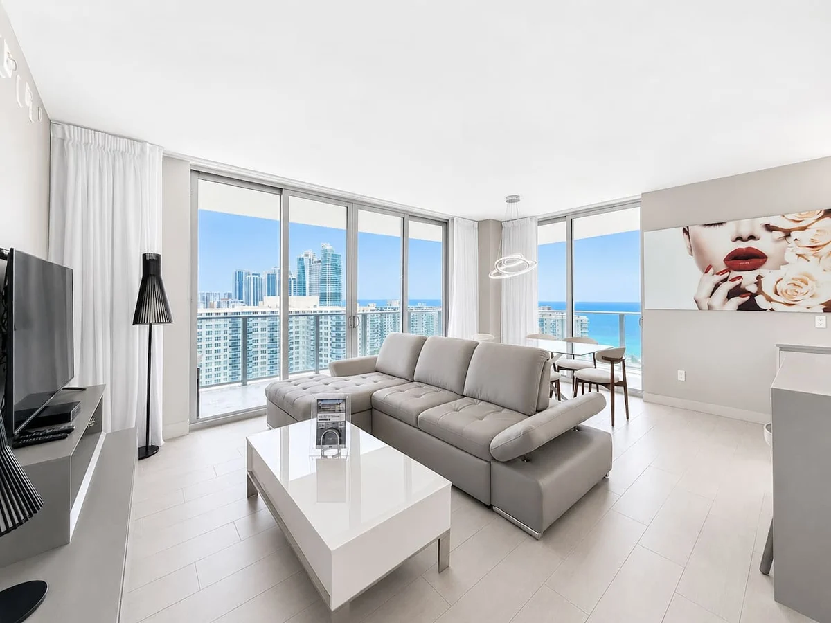 Condo in Hollywood property photo 4