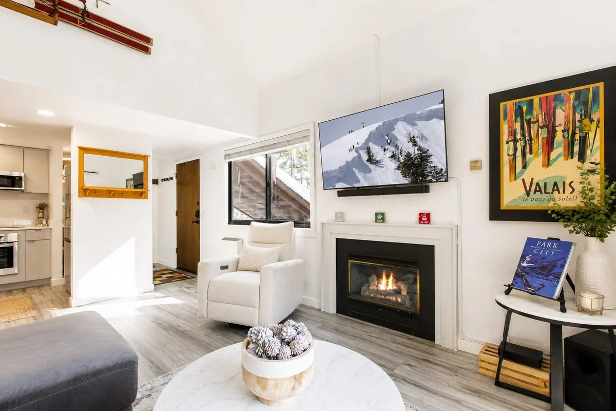 Free shuttle, Only minutes to Ski, Canyons Resort property photo 2