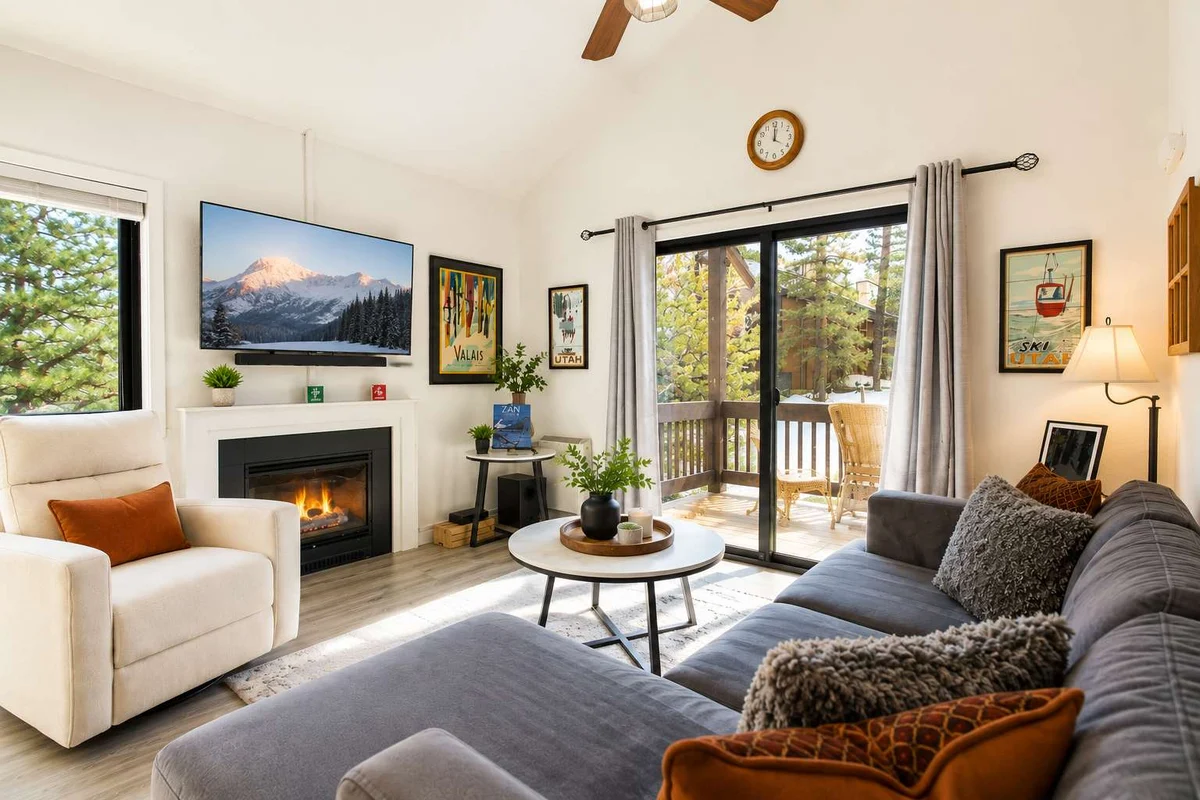 Free shuttle, Only minutes to Ski, Canyons Resort property photo 3