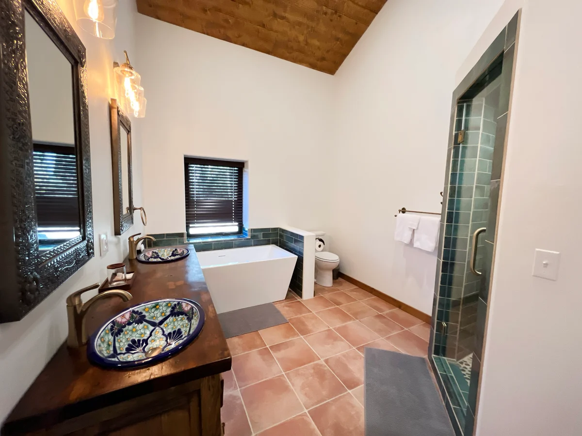 Bathroom 3 image 1