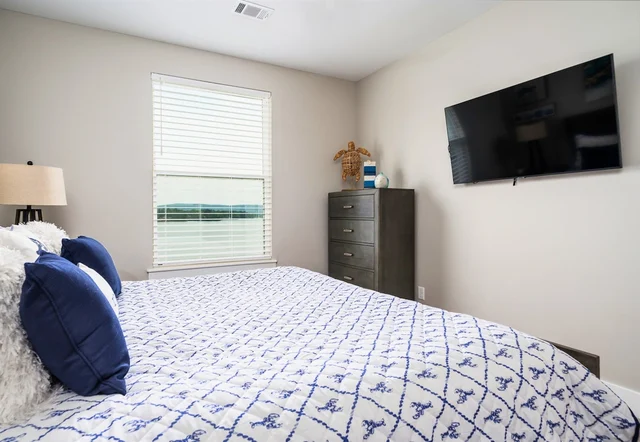 Bedroom 3 image 1