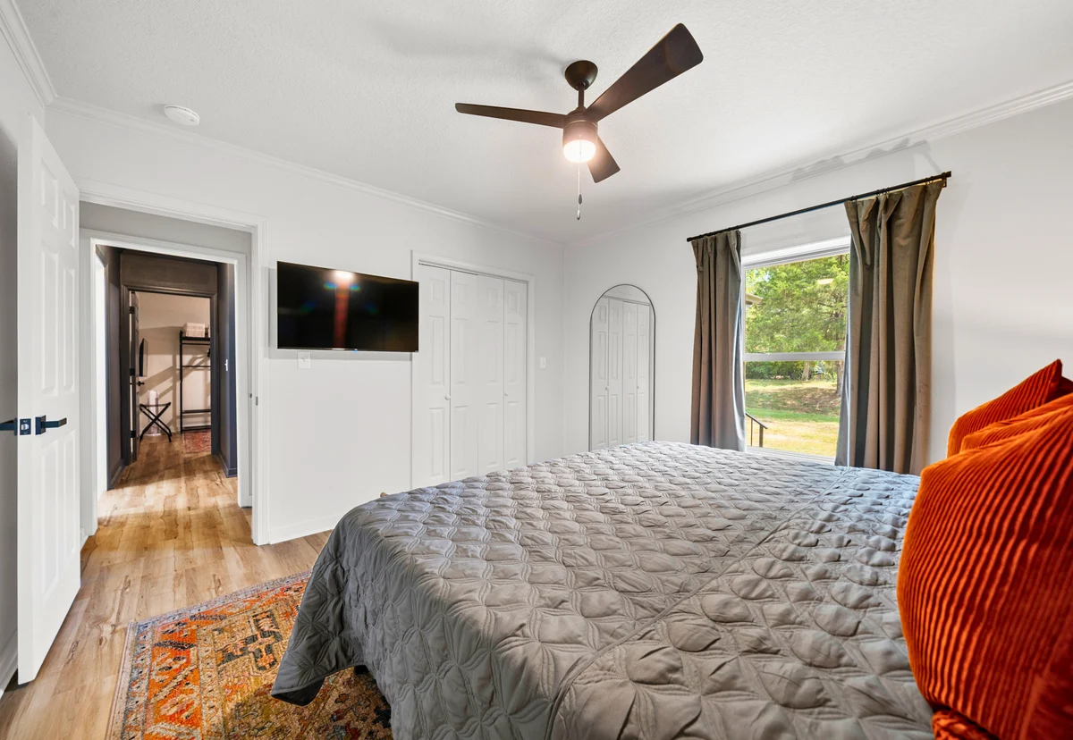 Bedroom 5 image 1