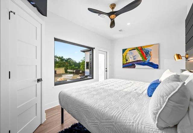 Bedroom 9 image 1
