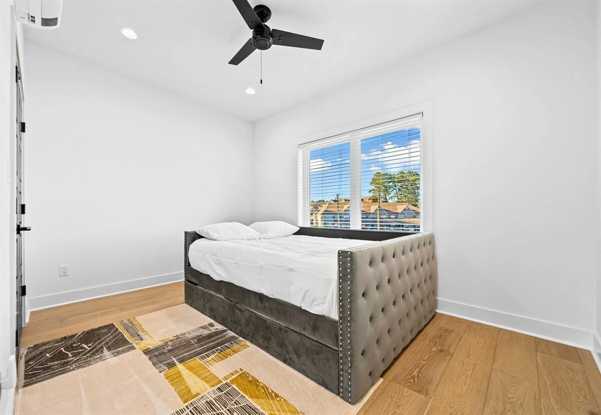 Bedroom 5 image 1