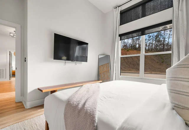 Bedroom 5 image 1