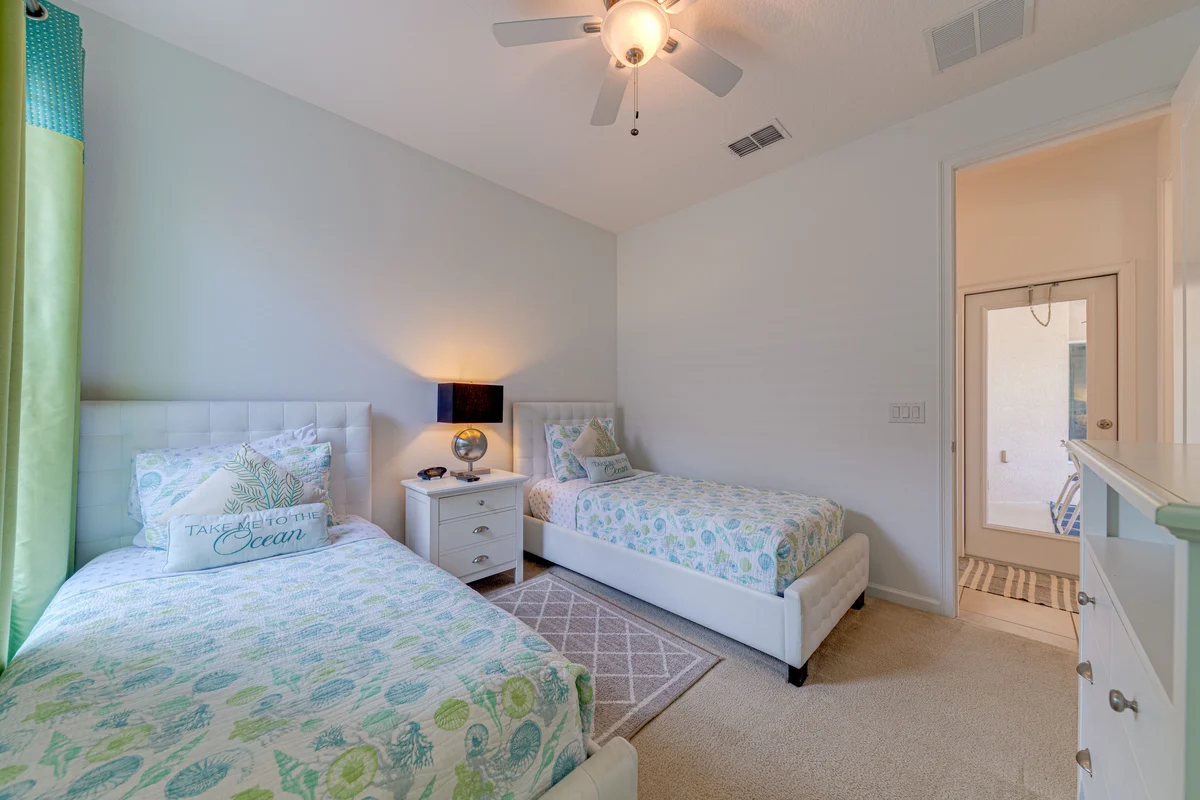 Bedroom 5 image 1