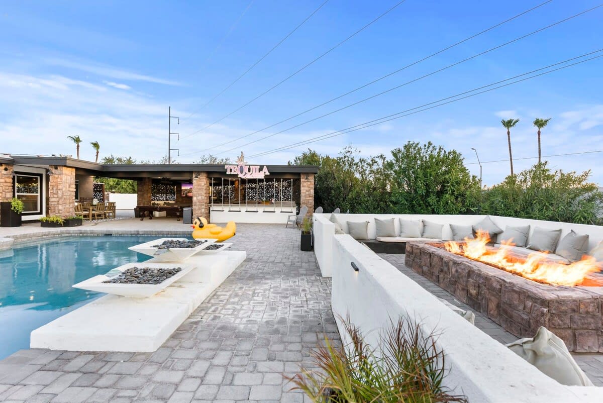 Home in Phoenix property photo 2